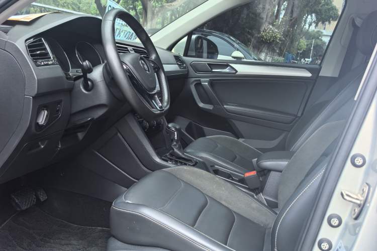 Used Volkswagen Tiguan L 2020 330TSI Automatic Two-Wheel Drive Panoramic Comfort Edition China VI Standard Interior 2