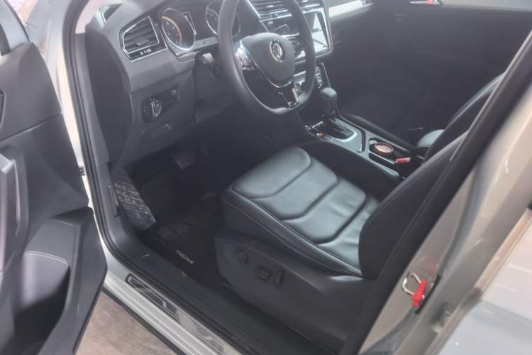 Used Volkswagen Tiguan L 2020 330TSI Automatic Two-Wheel Drive Panoramic Comfort Edition China VI Standard Interior 2