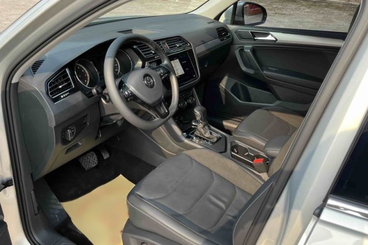 Used Volkswagen Tiguan L 2020 330TSI Automatic Two-Wheel Drive Panoramic Comfort Edition China VI Standard Interior 2