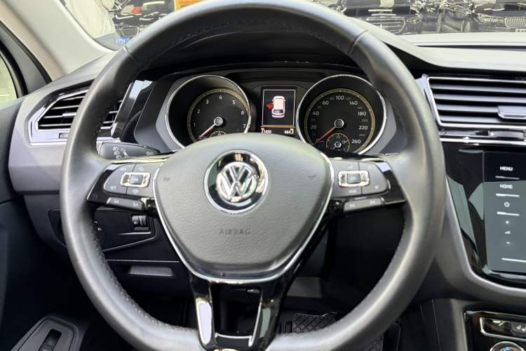 Used Volkswagen Tiguan L 2020 330TSI Automatic Two-Wheel Drive Smart Luxury Edition China VI Standard Interior 3