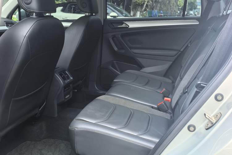 Used Volkswagen Tiguan L 2020 330TSI Automatic Two-Wheel Drive Panoramic Comfort Edition China VI Standard Interior 3