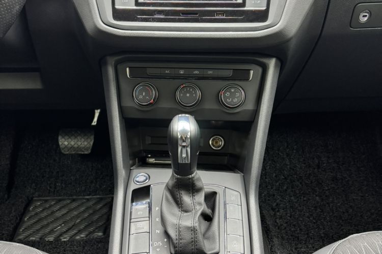 Used Volkswagen Tiguan L 2020 330TSI Automatic Two-Wheel Drive Luxury Edition China VI Standard Interior 4