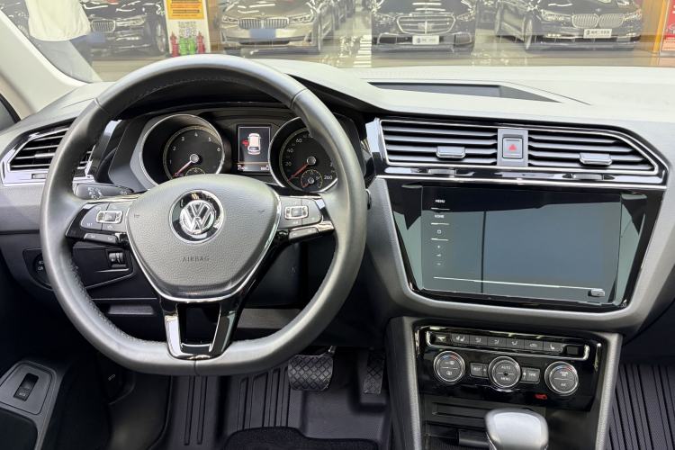 Used Volkswagen Tiguan L 2020 330TSI Automatic Two-Wheel Drive Smart Luxury Edition China VI Standard Interior 4