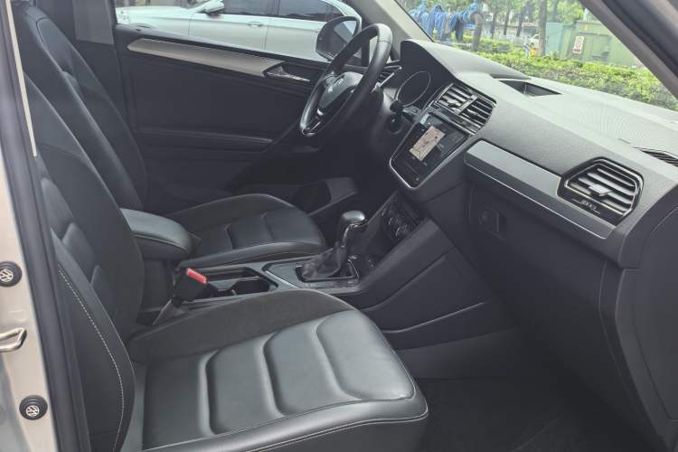 Used Volkswagen Tiguan L 2020 330TSI Automatic Two-Wheel Drive Panoramic Comfort Edition China VI Standard Interior 4