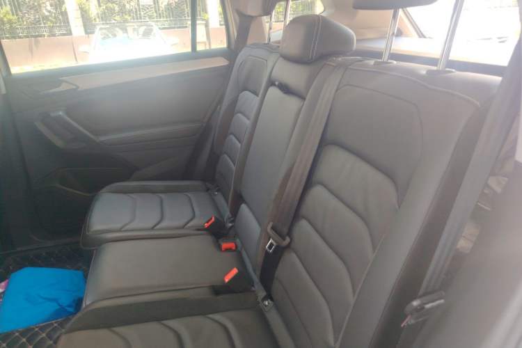 Used Volkswagen Tiguan L 2020 330TSI Automatic Two-Wheel Drive Smart Luxury Edition China VI Standard Interior 4