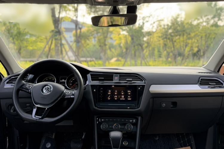 Used Volkswagen Tiguan L 2020 330TSI Automatic Two-Wheel Drive Smart Luxury Edition China VI Standard Interior 5