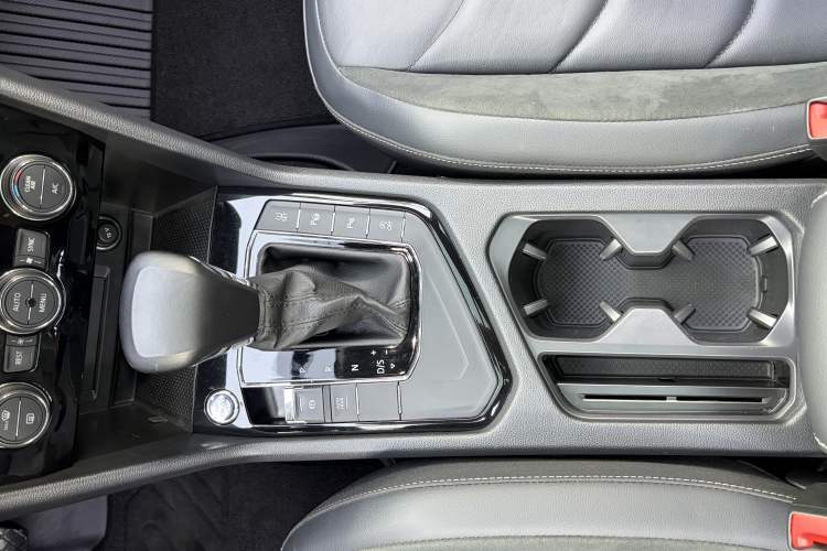 Used Volkswagen Tiguan L 2020 330TSI Automatic Two-Wheel Drive Smart Luxury Edition China VI Standard Interior 6