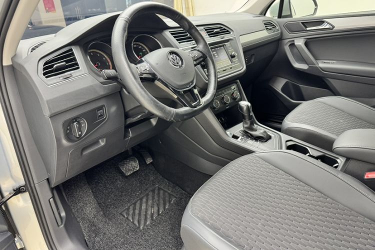 Used Volkswagen Tiguan L 2020 330TSI Automatic Two-Wheel Drive Luxury Edition China VI Standard Interior 7