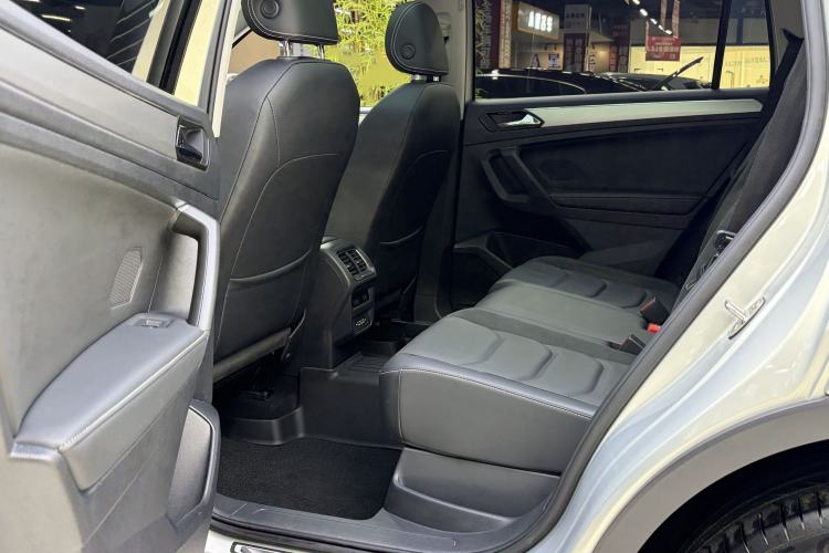 Used Volkswagen Tiguan L 2020 330TSI Automatic Two-Wheel Drive Smart Luxury Edition China VI Standard Interior 8