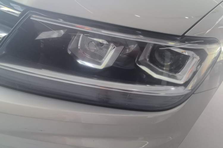 Used Volkswagen Tiguan L 2020 330TSI Automatic Two-Wheel Drive Smart Luxury Edition China VI Standard Left Front Headlight