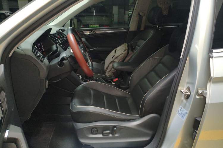 Used Volkswagen Tiguan L 2020 330TSI Automatic Two-Wheel Drive R-Line Flagship Version China VI Standard Left Front Seat