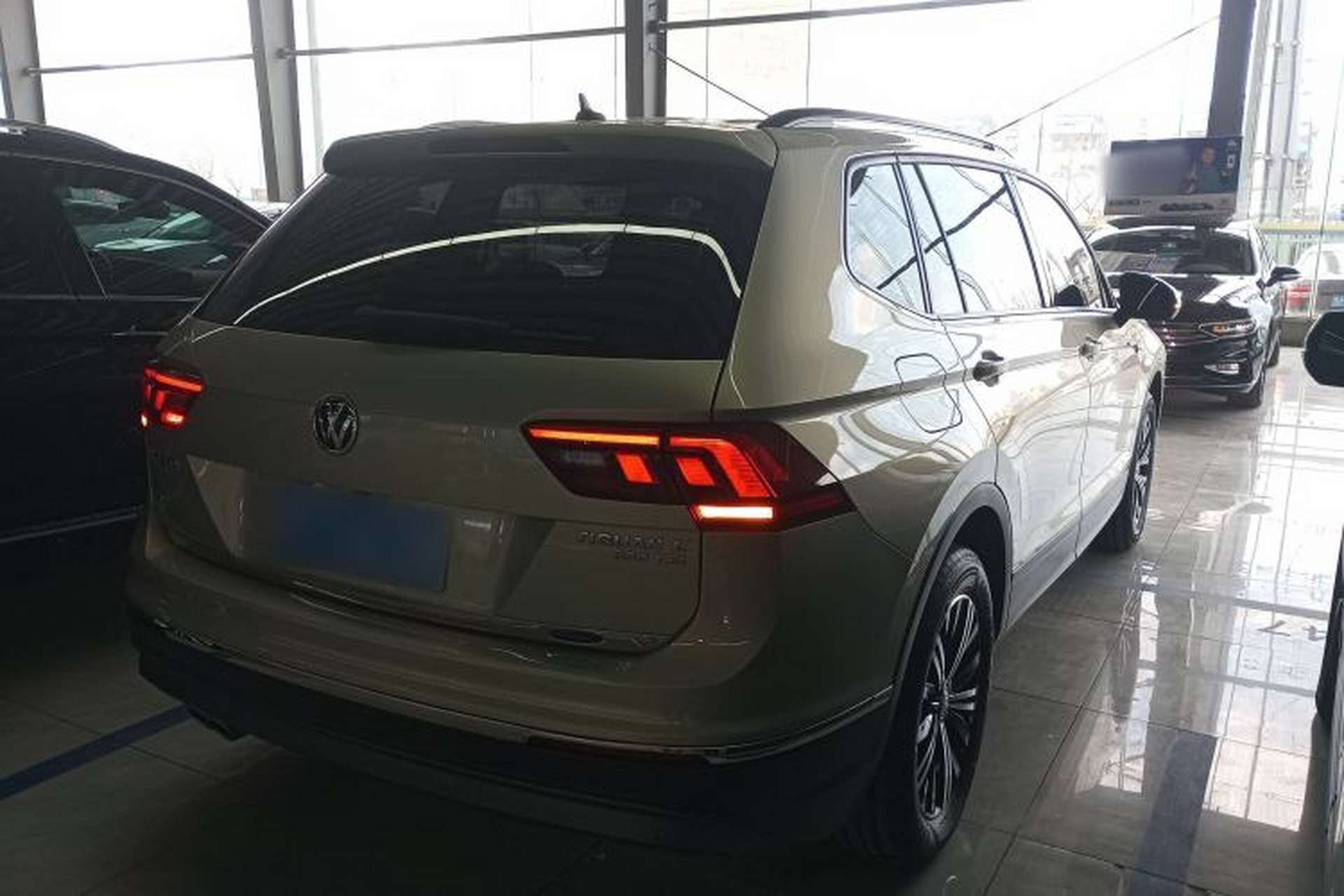 Used Volkswagen Tiguan L 2020 330TSI Automatic Two-Wheel Drive Luxury Edition China VI Standard Rear Right 45 Deg