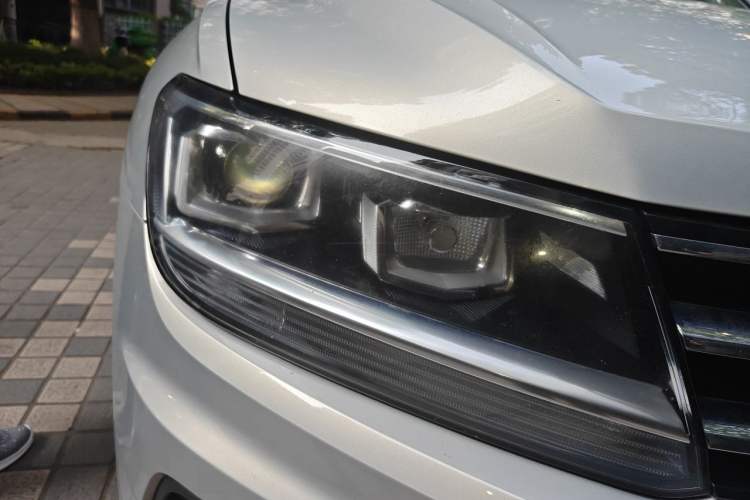 Used Volkswagen Tiguan L 2020 330TSI Automatic Two-Wheel Drive Smart Luxury Edition China VI Standard Right Front Headlight