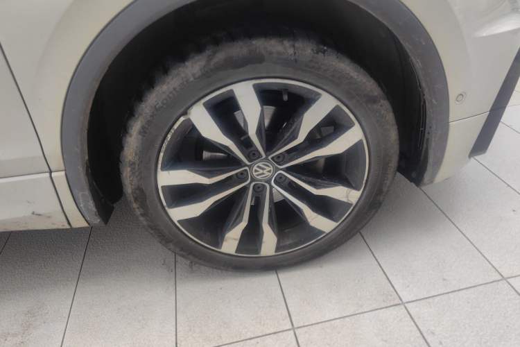 Used Volkswagen Tiguan L 2020 330TSI Automatic Two-Wheel Drive R-Line Flagship Version China VI Standard Right Front Wheel Hub