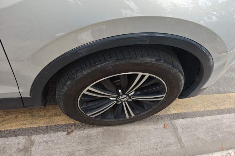 Used Volkswagen Tiguan L 2020 330TSI Automatic Two-Wheel Drive Panoramic Comfort Edition China VI Standard Right Front Wheel Hub