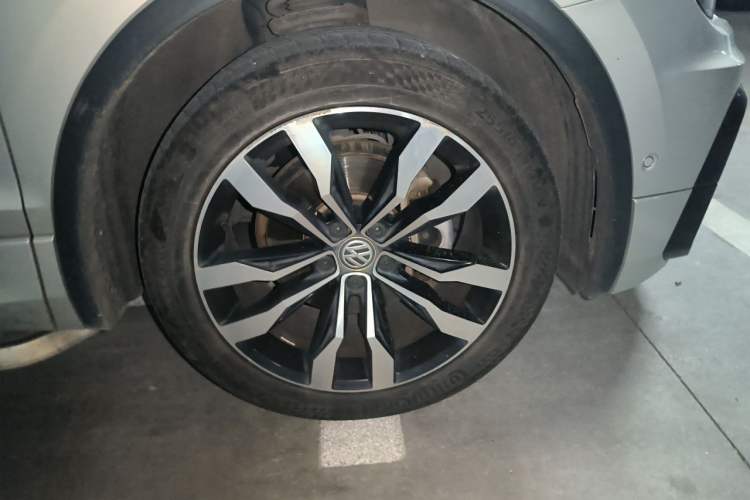 Used Volkswagen Tiguan L 2020 330TSI Automatic Two-Wheel Drive R-Line Flagship Version China VI Standard Right Front Wheel Hub