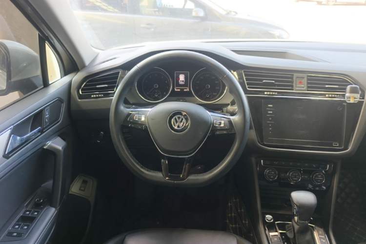 Used Volkswagen Tiguan L 2020 330TSI Automatic Two-Wheel Drive Smart Luxury Edition China VI Standard Steering Wheel
