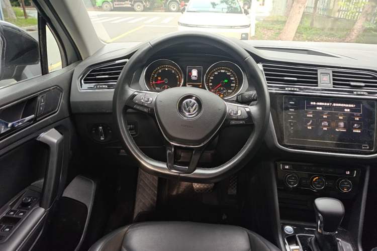 Used Volkswagen Tiguan L 2020 330TSI Automatic Two-Wheel Drive Panoramic Comfort Edition China VI Standard Steering Wheel