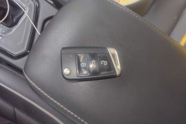 Used Volkswagen Tiguan L 2020 330TSI Automatic Two-Wheel Drive R-Line Flagship Version China VI Standard Vehicle Key