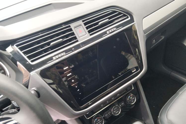 Used Volkswagen Tiguan L 2020 330TSI Automatic Two-Wheel Drive Panoramic Comfort Edition China VI Standard Audio And AC Panel