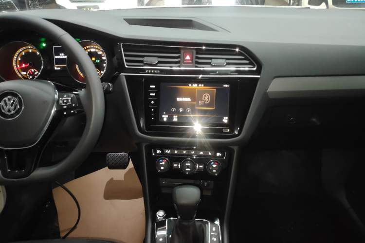 Used Volkswagen Tiguan L 2020 330TSI Automatic Two-Wheel Drive Smart Luxury Edition China VI Standard Audio And AC Panel