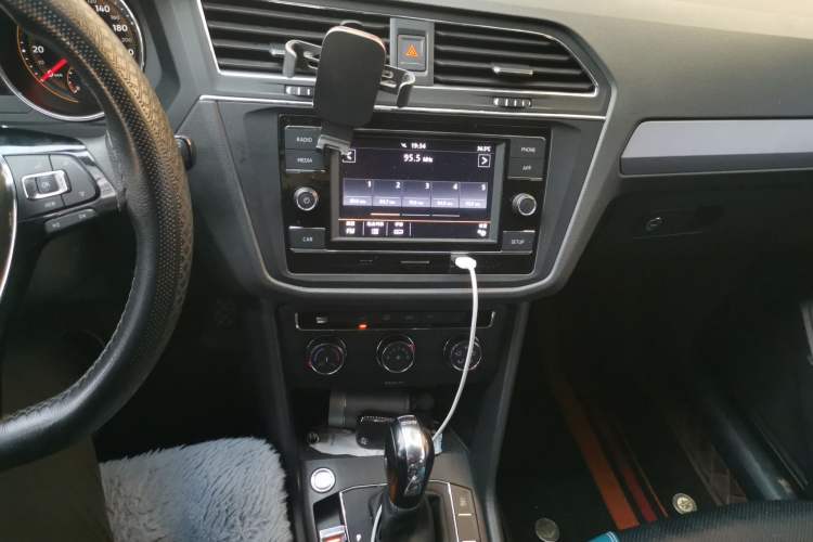 Used Volkswagen Tiguan L 2020 330TSI Automatic Two-Wheel Drive Luxury Edition China VI Standard Audio And AC Panel