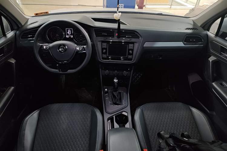 Used Volkswagen Tiguan L 2020 330TSI Automatic Two-Wheel Drive Luxury Edition China VI Standard Center Console