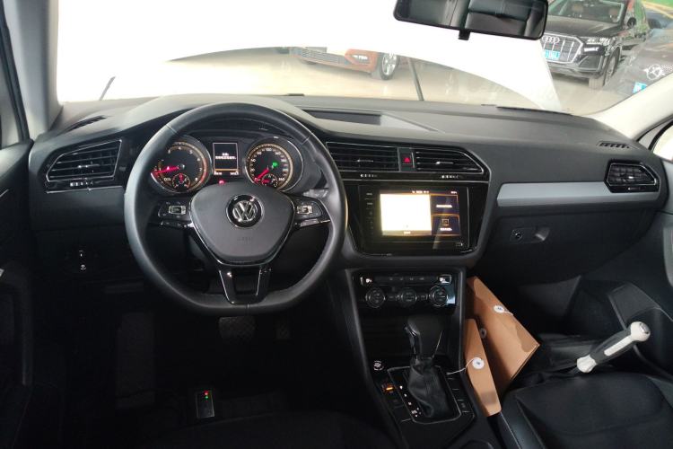 Used Volkswagen Tiguan L 2020 330TSI Automatic Two-Wheel Drive Panoramic Comfort Edition China VI Standard Center Console
