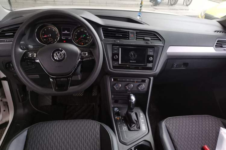 Used Volkswagen Tiguan L 2020 330TSI Automatic Two-Wheel Drive Luxury Edition China VI Standard Center Console