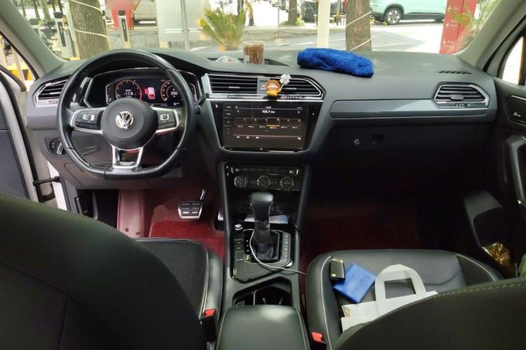 Used Volkswagen Tiguan L 2020 330TSI Automatic Two-Wheel Drive R-Line Flagship Version China VI Standard Center Console