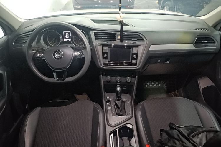 Used Volkswagen Tiguan L 2020 330TSI Automatic Two-Wheel Drive Luxury Edition China VI Standard Center Console