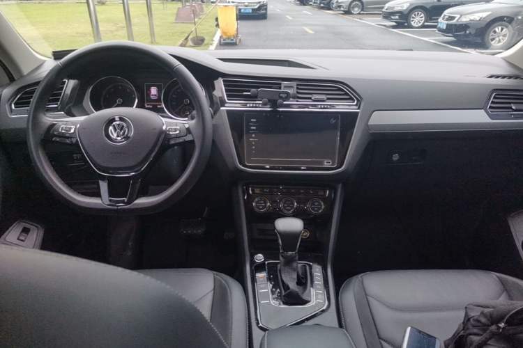 Used Volkswagen Tiguan L 2020 330TSI Automatic Two-Wheel Drive Smart Luxury Edition China VI Standard Center Console