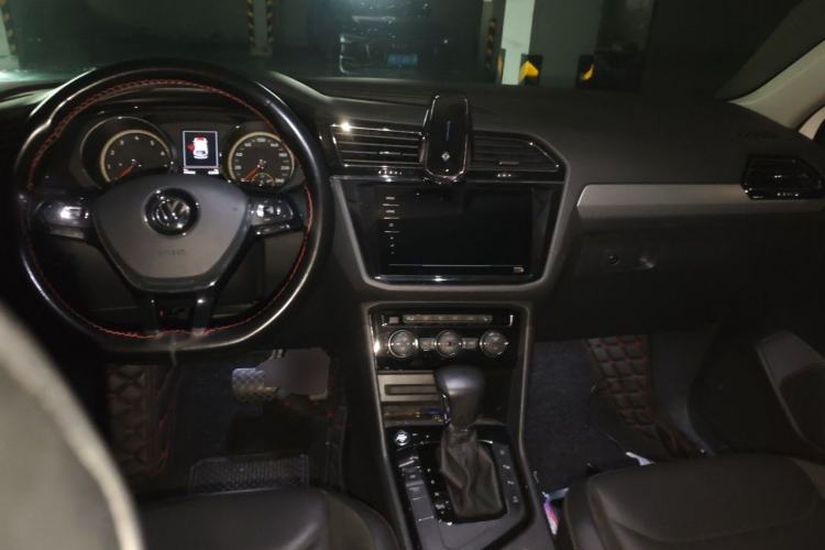 Used Volkswagen Tiguan L 2020 330TSI Automatic Two-Wheel Drive Smart Luxury Edition China VI Standard Center Console