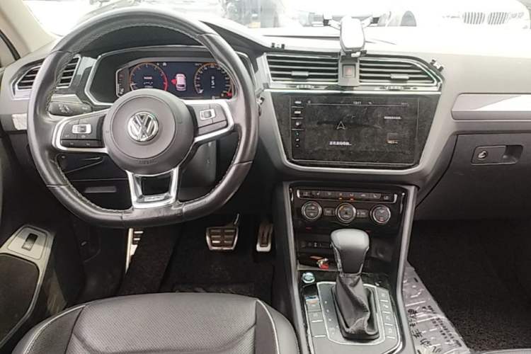 Used Volkswagen Tiguan L 2020 330TSI Automatic Two-Wheel Drive R-Line Flagship Version China VI Standard Center Console