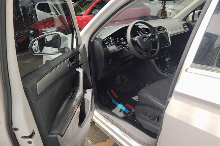 Used Volkswagen Tiguan L 2020 330TSI Automatic Two-Wheel Drive Smart Luxury Edition China VI Standard Driver Seat