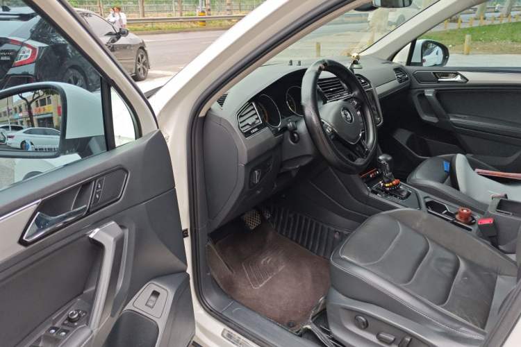 Used Volkswagen Tiguan L 2020 330TSI Automatic Two-Wheel Drive Smart Luxury Edition China VI Standard Driver Seat