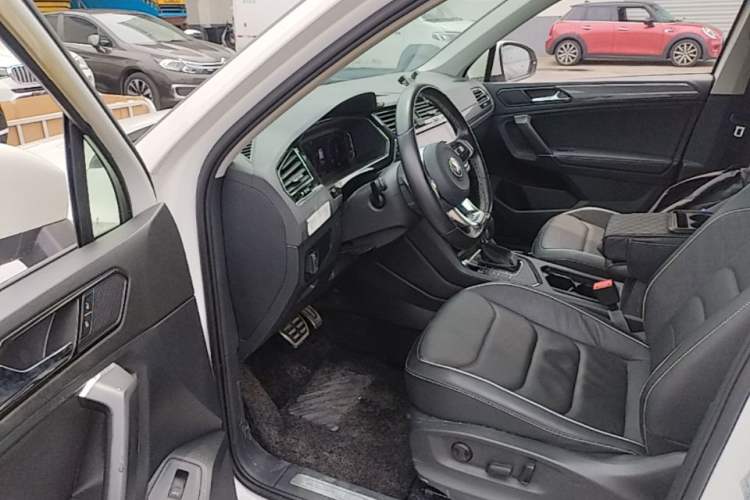 Used Volkswagen Tiguan L 2020 330TSI Automatic Two-Wheel Drive R-Line Flagship Version China VI Standard Driver Seat