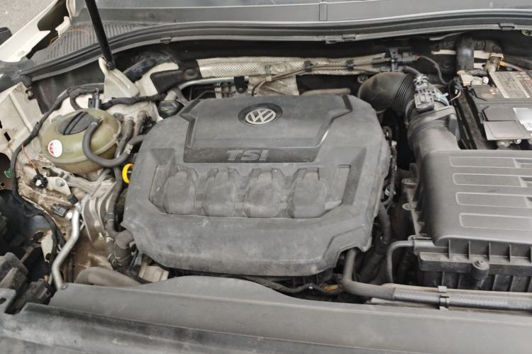 Used Volkswagen Tiguan L 2020 330TSI Automatic Two-Wheel Drive R-Line Flagship Version China VI Standard Engine Bay