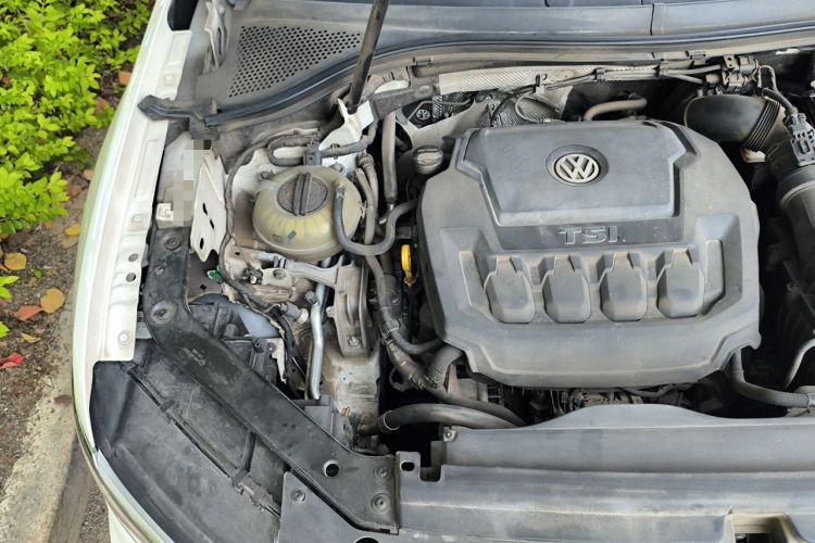 Used Volkswagen Tiguan L 2020 330TSI Automatic Two-Wheel Drive R-Line Flagship Version China VI Standard Engine Bay Right