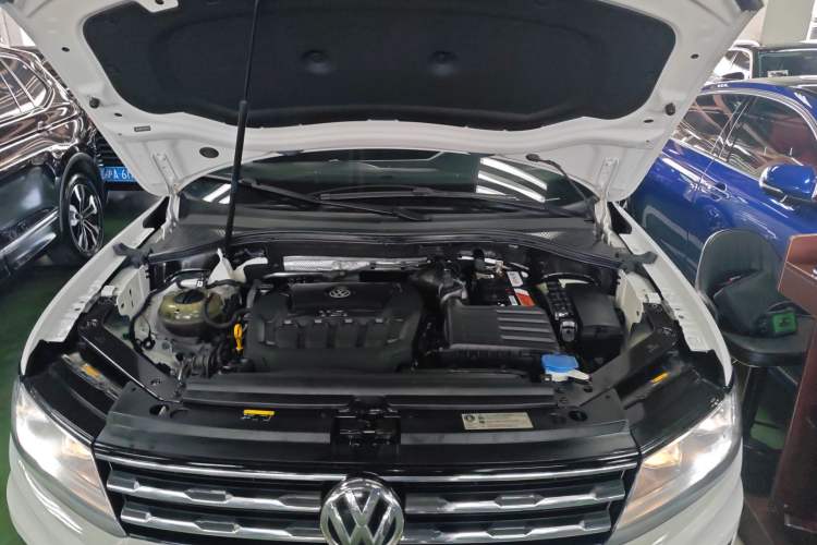 Used Volkswagen Tiguan L 2020 330TSI Automatic Two-Wheel Drive Smart Luxury Edition China VI Standard Engine Bay
