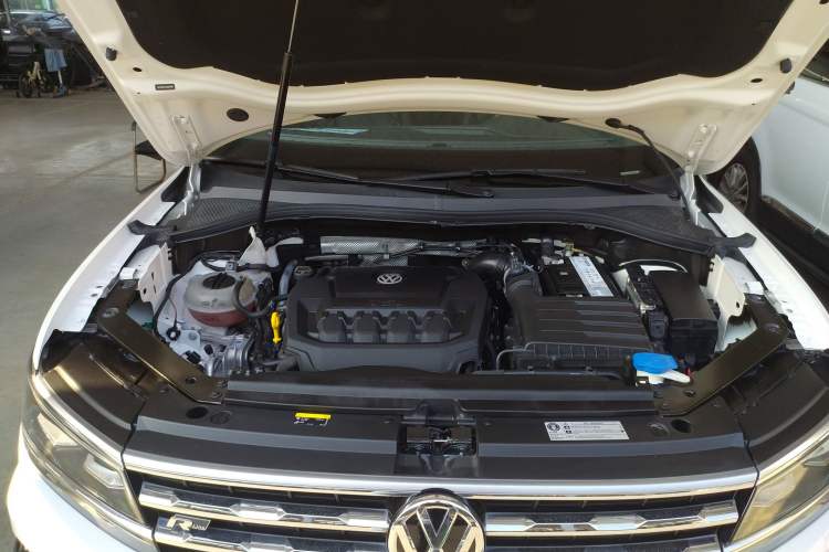 Used Volkswagen Tiguan L 2020 330TSI Automatic Two-Wheel Drive R-Line Flagship Version China VI Standard Engine Bay