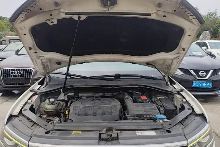 Used Volkswagen Tiguan L 2020 330TSI Automatic Two-Wheel Drive R-Line Flagship Version China VI Standard Engine Bay