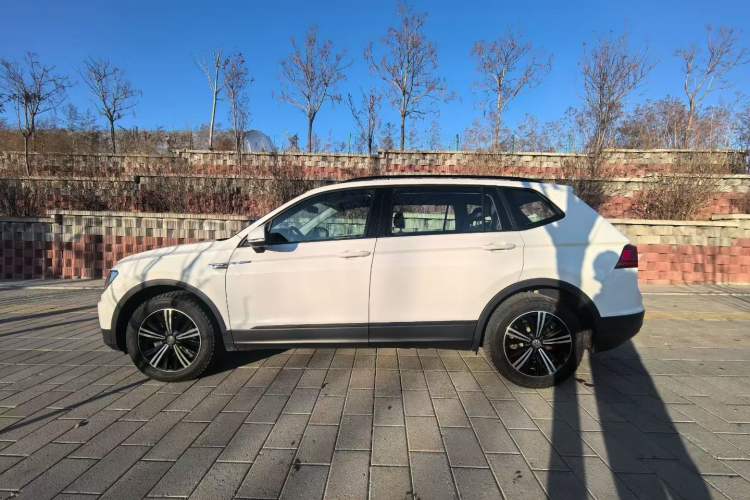 Used Volkswagen Tiguan L 2020 330TSI Automatic Two-Wheel Drive Luxury Edition China VI Standard Exterior 3