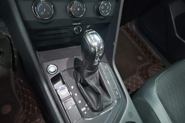 Used Volkswagen Tiguan L 2020 330TSI Automatic Two-Wheel Drive Luxury Edition China VI Standard Gear Lever