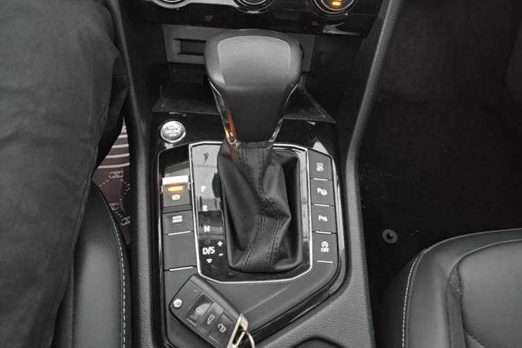 Used Volkswagen Tiguan L 2020 330TSI Automatic Two-Wheel Drive Smart Luxury Edition China VI Standard Gear Lever