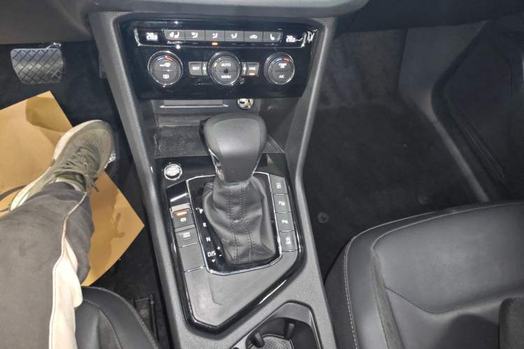 Used Volkswagen Tiguan L 2020 330TSI Automatic Two-Wheel Drive Smart Luxury Edition China VI Standard Gear Lever