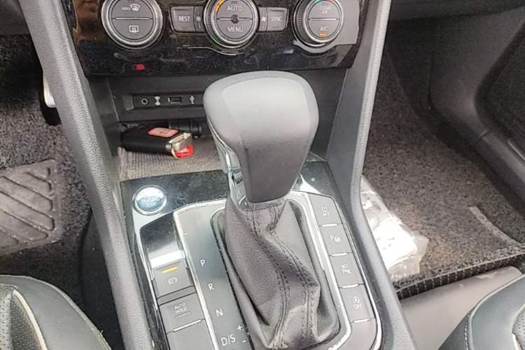 Used Volkswagen Tiguan L 2020 330TSI Automatic Two-Wheel Drive R-Line Flagship Version China VI Standard Gear Lever