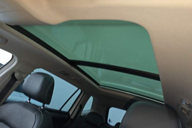 Used Volkswagen Tiguan L 2020 330TSI Automatic Two-Wheel Drive Panoramic Comfort Edition China VI Standard Headliner