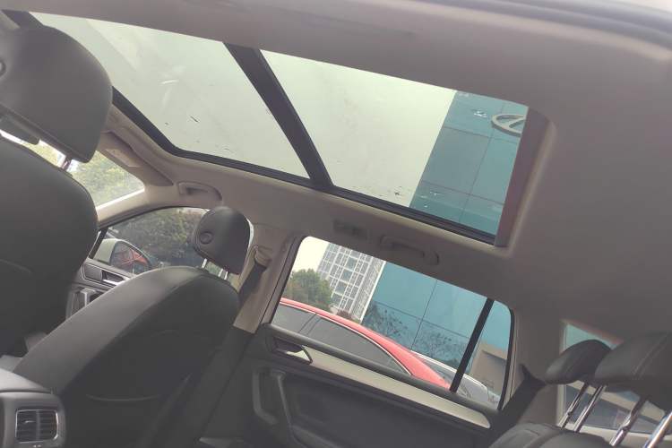Used Volkswagen Tiguan L 2020 330TSI Automatic Two-Wheel Drive Smart Luxury Edition China VI Standard Headliner