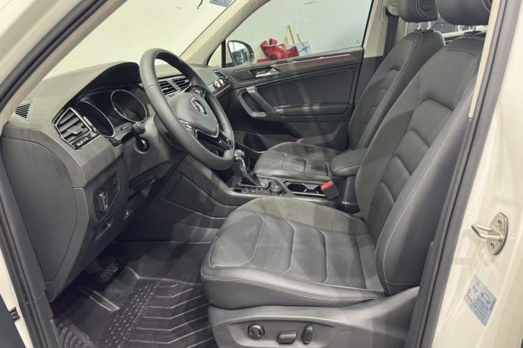 Used Volkswagen Tiguan L 2020 330TSI Automatic Two-Wheel Drive Smart Luxury Edition China VI Standard Interior 1